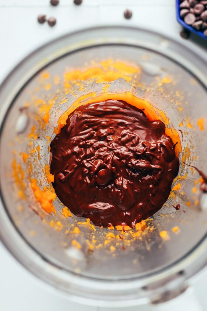 Chocolate amargo derretido e batata-doce cozida no vapor no liquidificador
